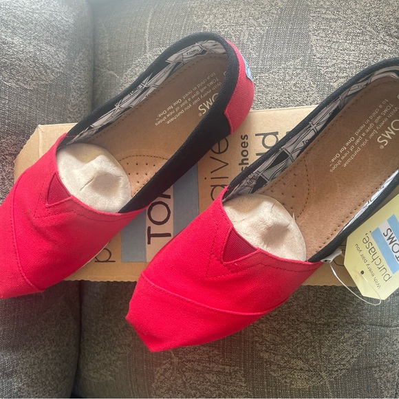 University of Georgia TOMS flat shoes.  Women’s size 10  NIB. - Picture 2 of 3